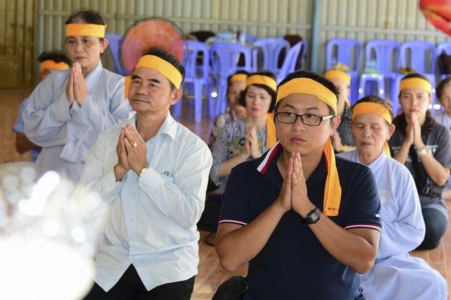 Chanting sutra, praying for rebirth of the spirit at Vinh Nghiem Pagoda
